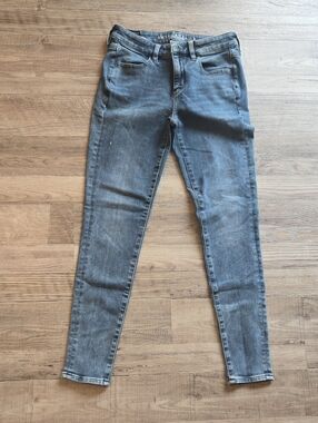 American Eagle Outfitters Women's Faded Medium Wash High Rise Jeggings - NWOT